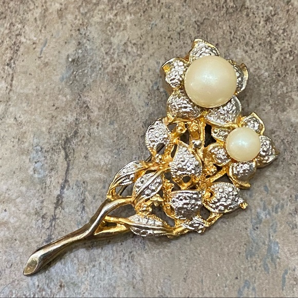 Vintage Unsigned Faux Pearl Flower Bouquet Brooch - Picture 3 of 10